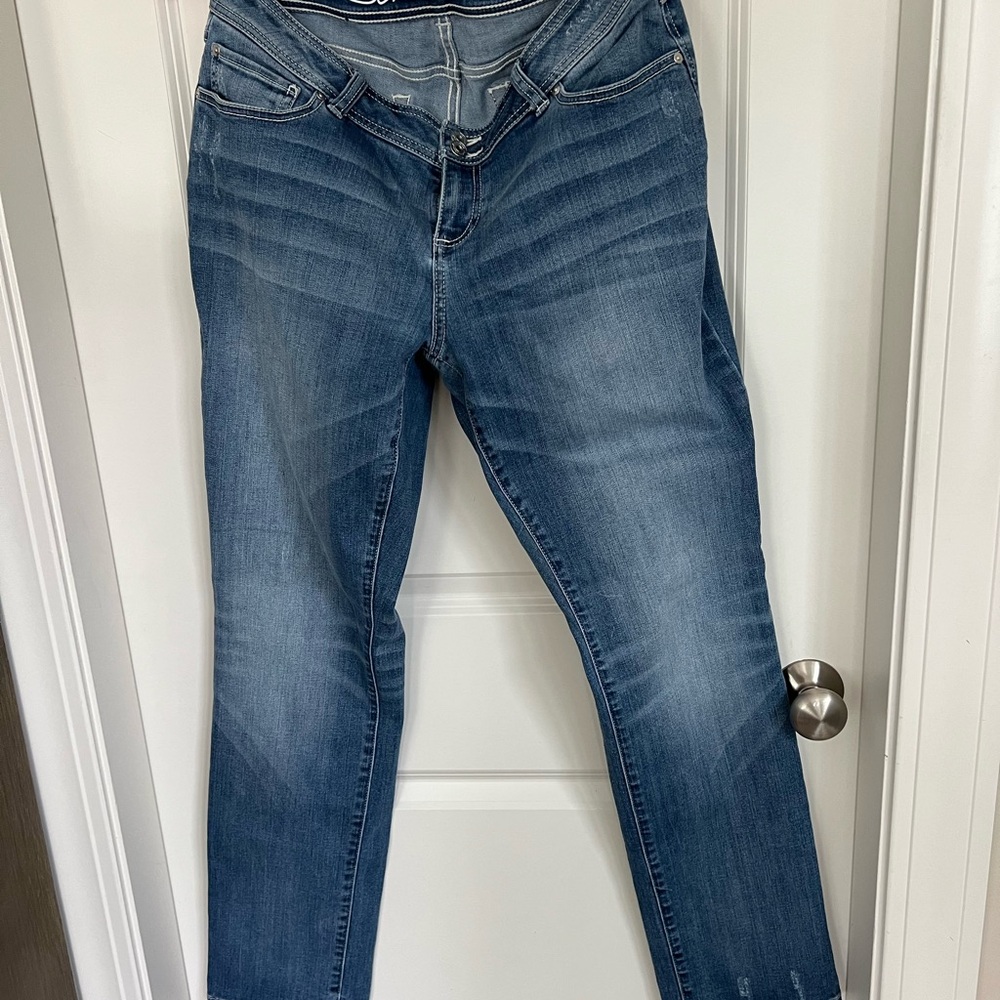 INC Curvy Bootleg Jeans
Distressed hardly worn